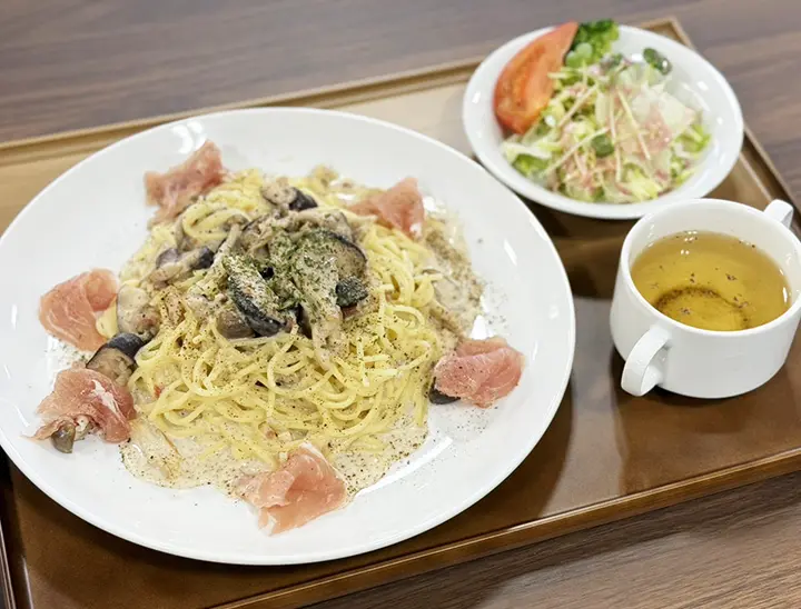 たっぷりきのこと生ハムのえごまクリームパスタ