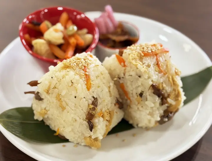 しその実ときのこのおむすび