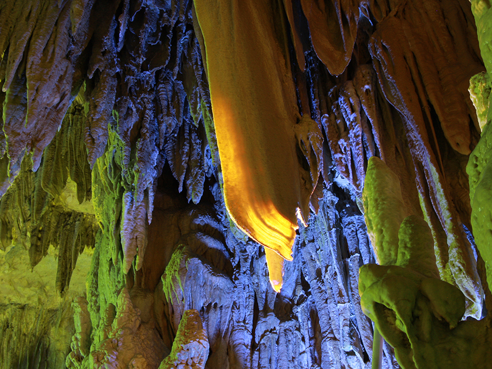 阿武隈洞 洞內最大的大廳「瀑布根御殿」是必看之處！